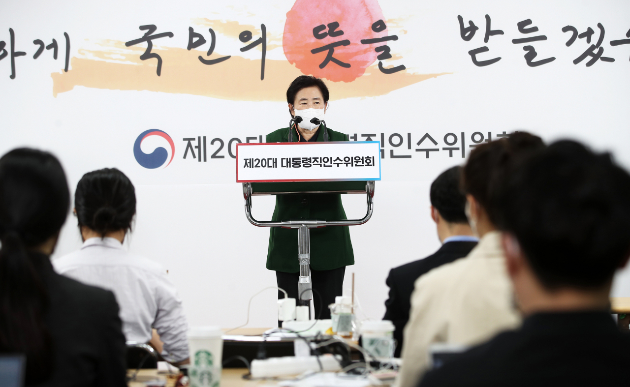 신용현 대통령직인수위원회 대변인이 25일 오후 서울 종로구 삼청동 인수위 기자회견장에서 브리핑을 하고 있다. [연합]