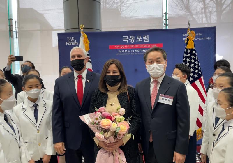 유정복 인천시장 예비후보가 펜스 전 미국 부대통령을 만나 기념포즈를 취하고 있다