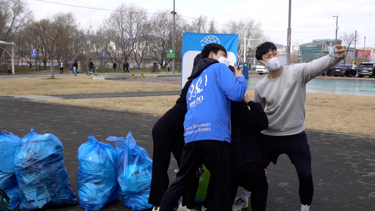 지난 20일 오후 서울 서초구 반포한강공원에서 진행된 플로깅으로 수거된 쓰레기의 모습. 담배꽁초, 맥주캔, 컵라면 용기 뿐만 아니라, 배수관, 플라스틱 상자, 타이어 등 다양한 쓰레기가 수거됐다. 약 60여명의 참석자가 주운 쓰레기의 무게는 150㎏에 달했다. [사진=안경찬PD·시너지영상팀]