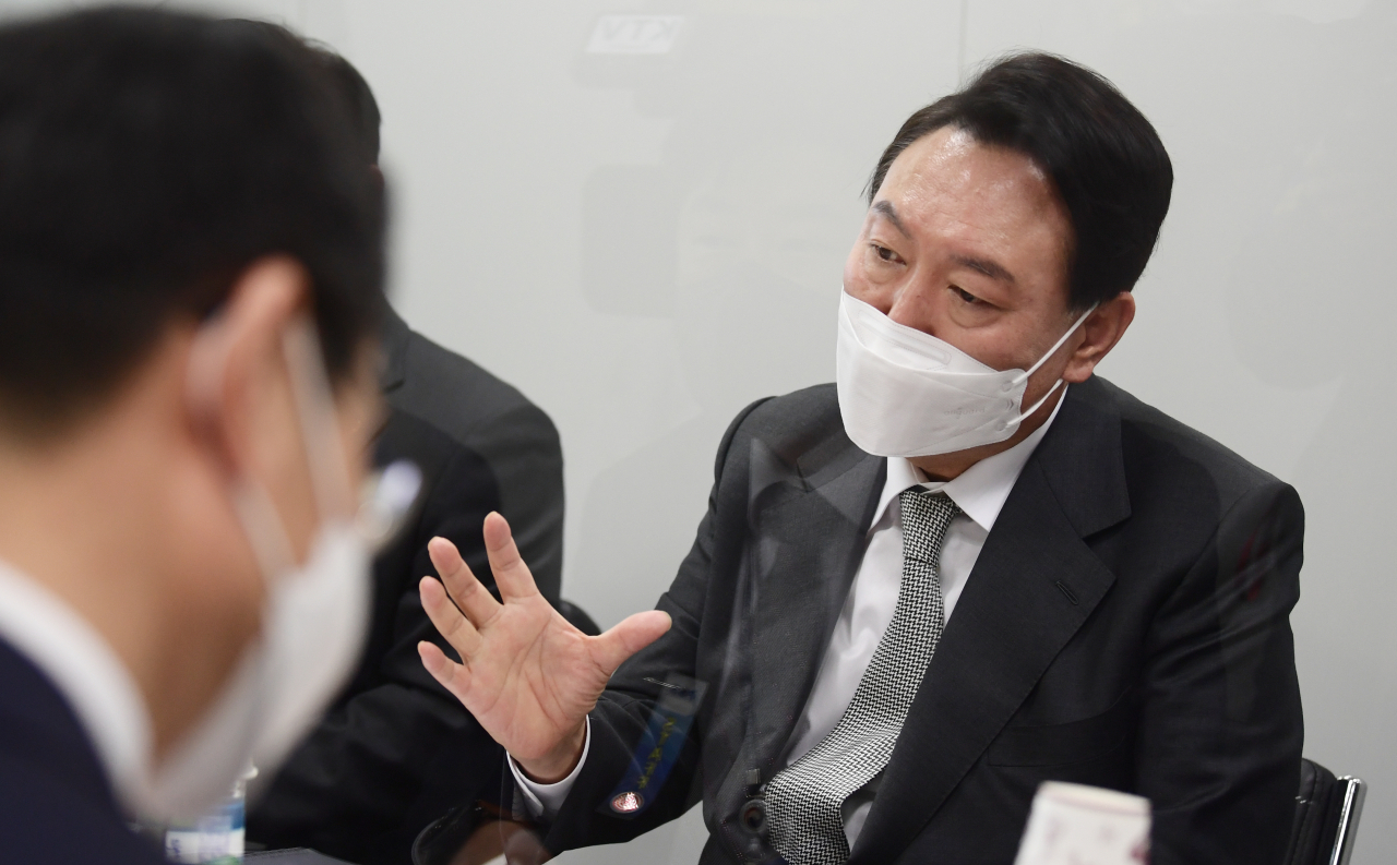 윤석열 대통령 당선인이 25일 오후 서울 종로구 통의동 대통령직인수위원회에서 열린 경제2분과 국토교통부 업무보고 현장을 방문해 인사말을 하고 있다. [연합]