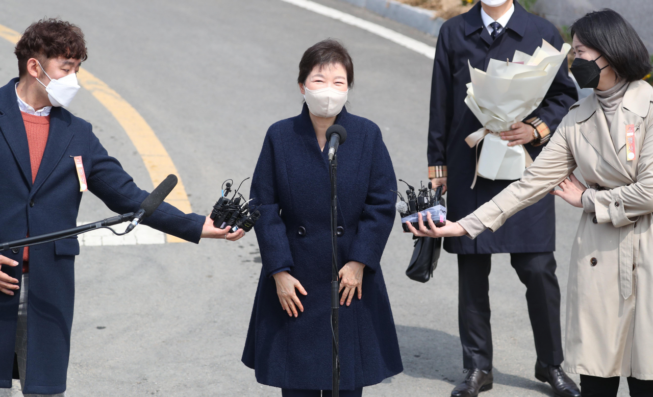 24일 오후 박근혜 전 대통령이 대구 달성군 사전에 도착, 인사말을 하고 있다. [연합]