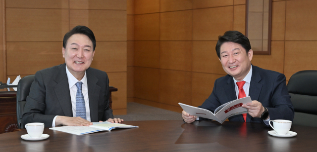 권영진 대구시장이 지난 21일 윤석열 대통령 당선인을 만나 지역 현안을 건의하고 있다.[대구시 제공]