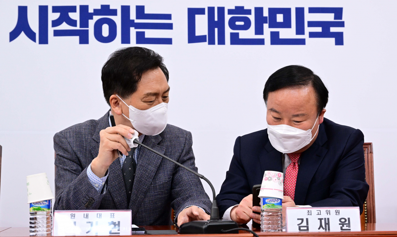 김기현 국민의힘 원내대표와 김재원 최고위원이 17일 오전 서울 여의도 국회에서 열린 최고위원회의에서 대화하고 있다. [연합]