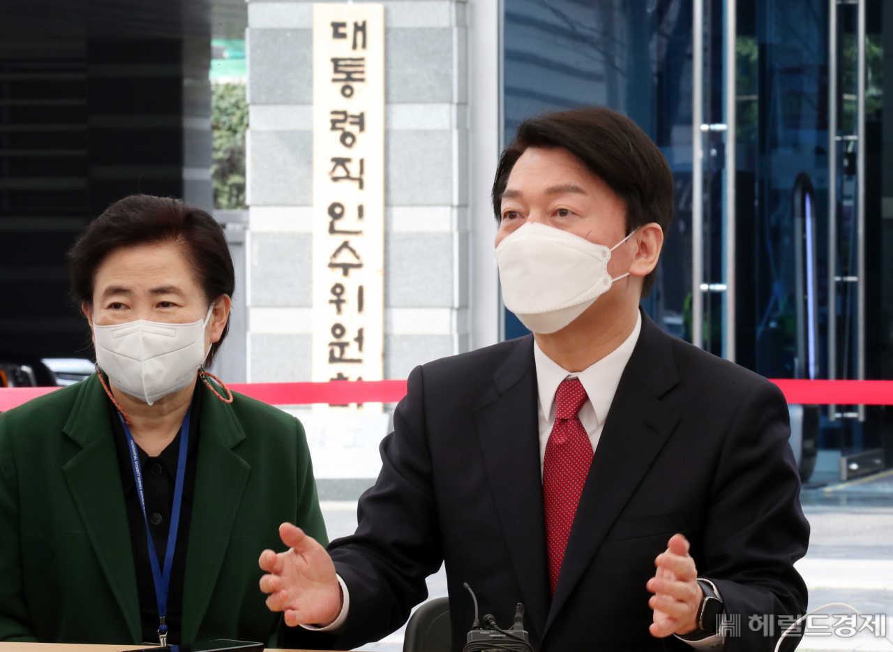 안철수 대통령직인수위원장과 신용현 인수위 대변인이 지난 25일 서울 통의동 금융감독원 연수원 ‘프레스 다방’에서 기자들과 간담회를 하고 있다. [인수위사진기자단]
