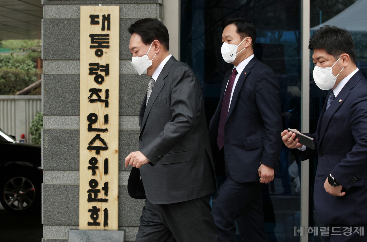 윤석열 대통령 당선인이 25일 점심 식사를 위해 서울 종로구 통의동 인수위 집무실에서 나서고 있다.