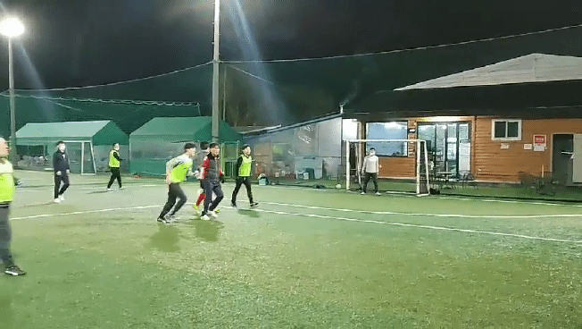 아마추어 기업인 풋살팀인 FC로얄유니콘스 선수들이 매주 월요일 밤 풋살리그를 진행중이다. 저질체력의 40~50대 기업인이 주축이다. 서인주 기자