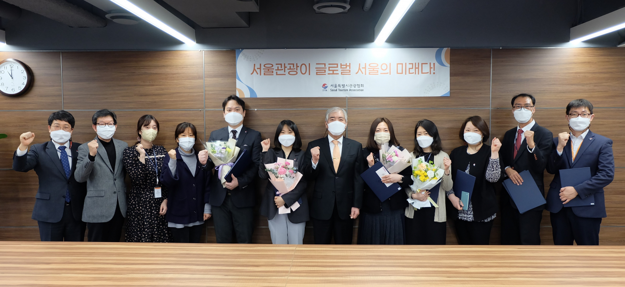 서울특별시관광협회 주요 스태프들이 조직개편을 통해 관광업계 회복 지원을 열정적이고 효율적으로 진행하겠다는 의지를 밝히고 있다.