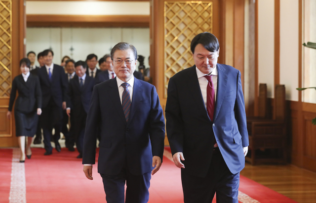 문재인 대통령이 지난 2019년 7월 25일 오전 청와대 본관 충무실에서 윤석열 신임 검찰총장에게 임명장을 수여한 뒤 환담을 하러 인왕실로 이동하고 있다. [헤럴드DB]
