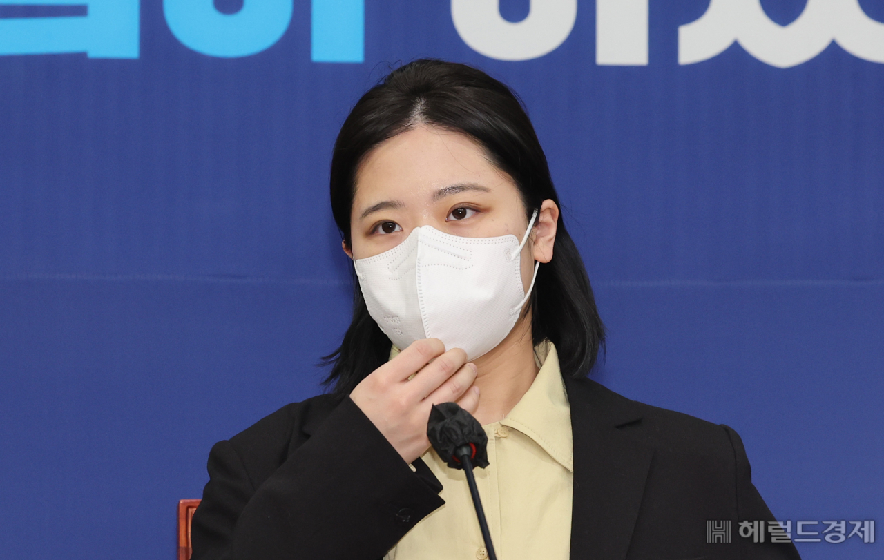 더불어민주당 박지현 공동비상대책위원장이 22일 오후 서울 여의도 국회에서 열린 2045 민주당 정치인 연대 '그린벨트'와 민주당 비대위와의 간담회에서 마스크를 만지고 있다. 이상섭 기자