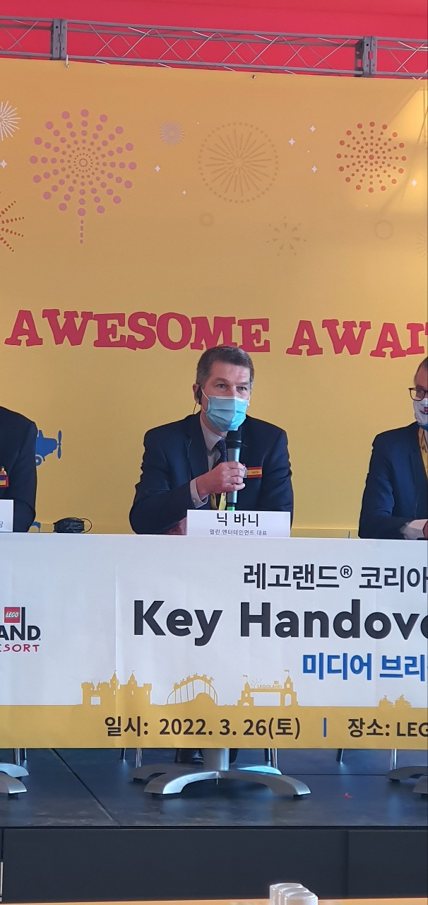 닉 바니 멀린 엔터테인먼트 대표가 26일 강원 춘천 레고랜드 브릭토피아 다이너에서 열린 준공 기념 기자간담회에서 답변을 하고 있다. [신소연 기자]