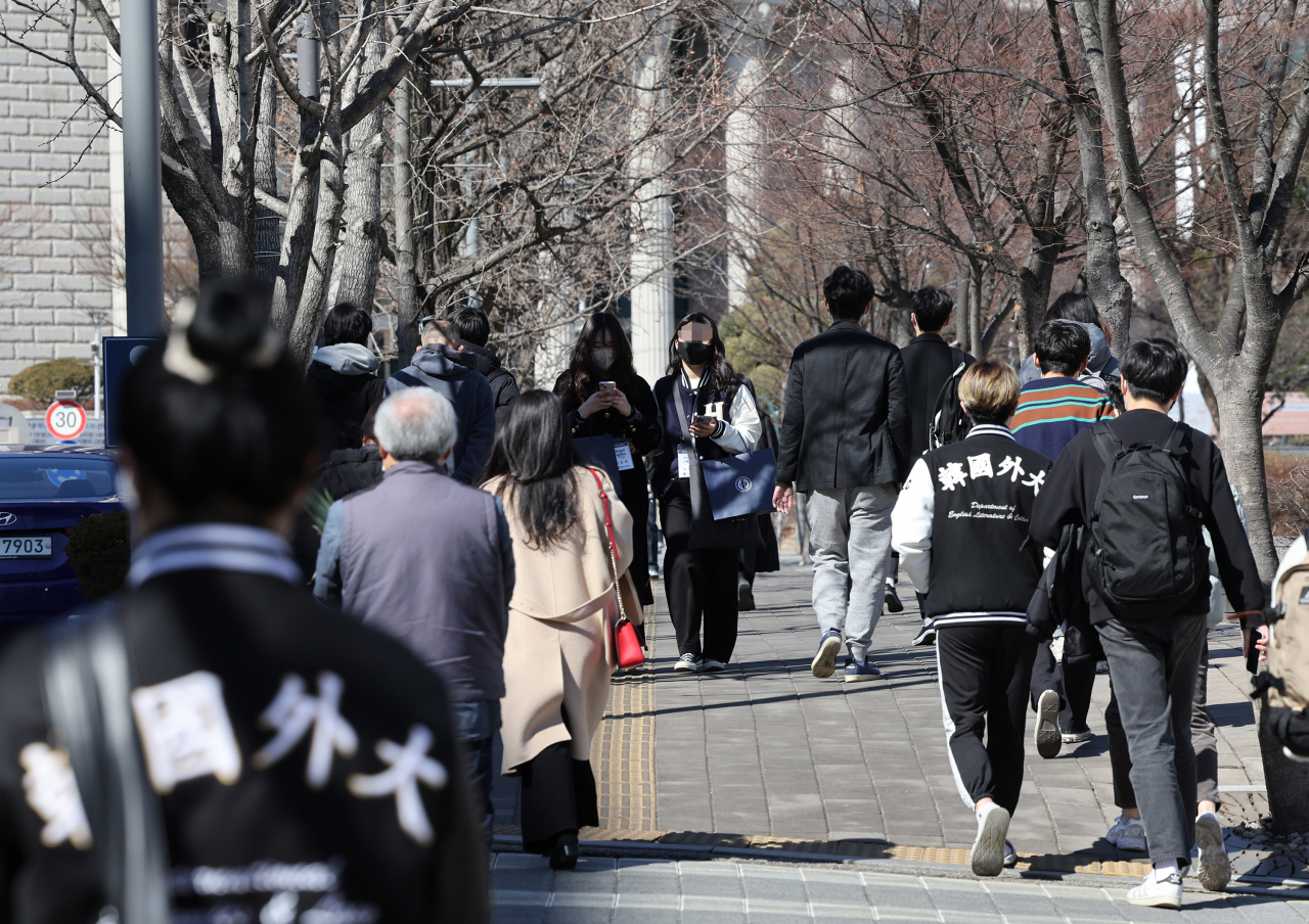 지난 2일 오전 서울 동대문구 한국외대에서 새학기를 맞아 학생들이 캠퍼스로 들어가는 모습. [연합]