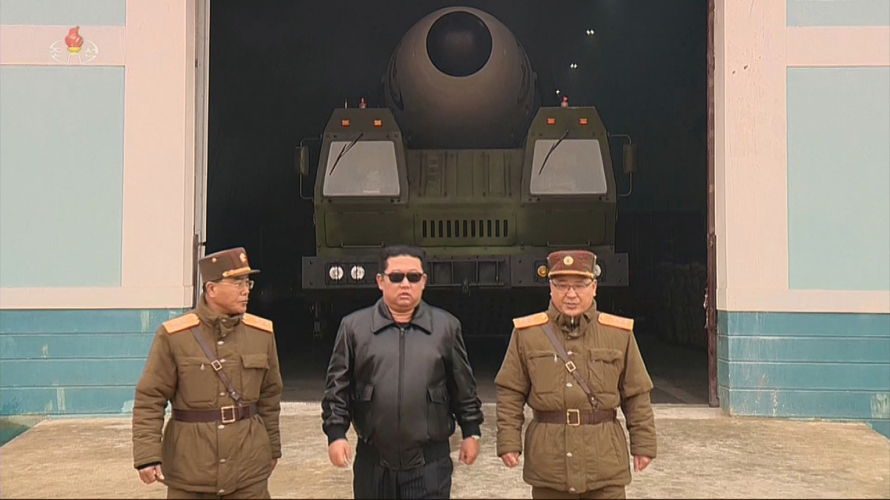 북한이 신형 ICBM ‘화성-17형’ 시험발사에 성공했다고 밝힌 가운데 기만이라는 분석이 힘을 얻고 있다. 북한은 김정은 국무위원장 지도 아래 지난 24일 평양 순안비행장에서 실시한 신형 ICBM 시험발사 영상을 조선중앙TV를 공개했다. [조선중앙TV 화면=연합]