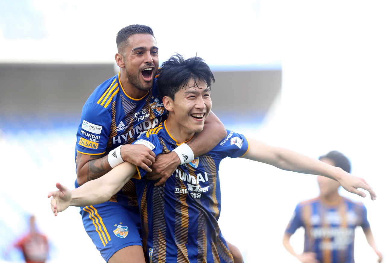 27일 울산 문수축구경기장에서 열린 프로축구 하나원큐 K리그1 울산 현대와 포항 스틸러스의 경기에서 울산 임종은이 팀의 두 번째 골을 넣고 레오나르도와 함께 환호하고 있다. [연합]