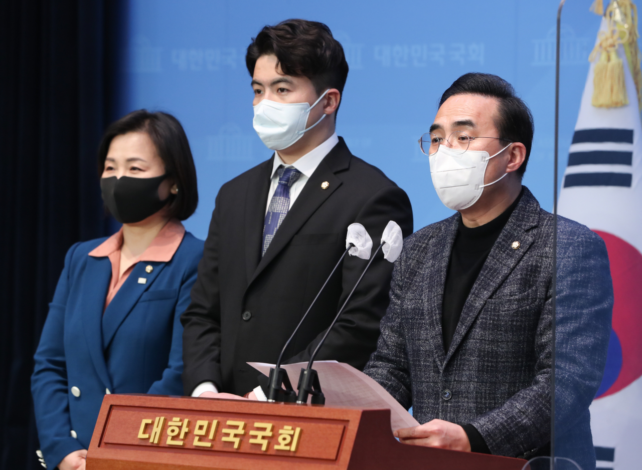 더불어민주당 박홍근 원내대표가 27일 오후 국회 소통관에서 원내대표단 대변인단 인선을 발표하고 있다. 왼쪽부터 원내대변인으로 임명된 이수진·오영환 의원, 박 원내대표. 연합뉴스