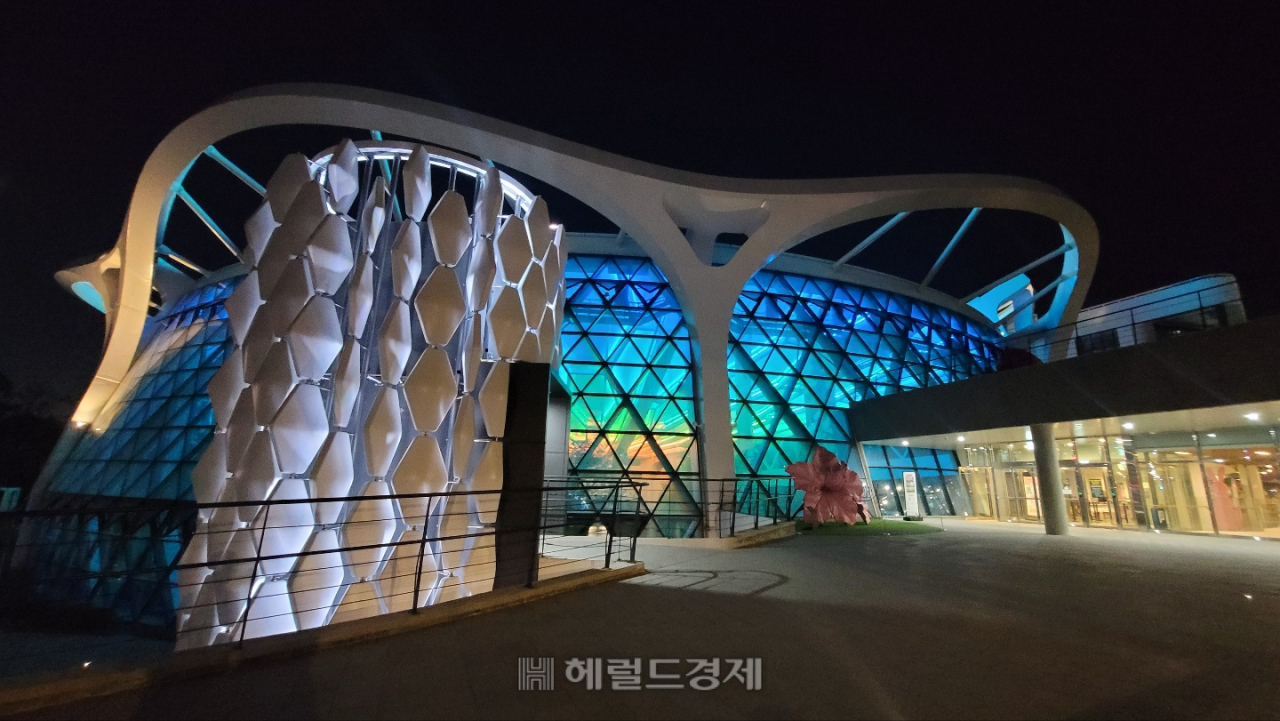 해가 진 이후의 온실. 왼쪽의 흰색 구조물은 엘리베이터를 감싼 것으로, 사용된 육각형 역시 식물의 세포(Cell)가 모티프다. 이민경 기자.