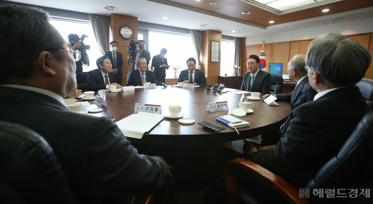 윤석열 당선인이 지난 21일 오전 서울 종로구 통의동 대통령직 인수위원회 사무실에서 경제 6단체장들과 오찬 회동을 갖고 있다. [헤럴드경제DB]