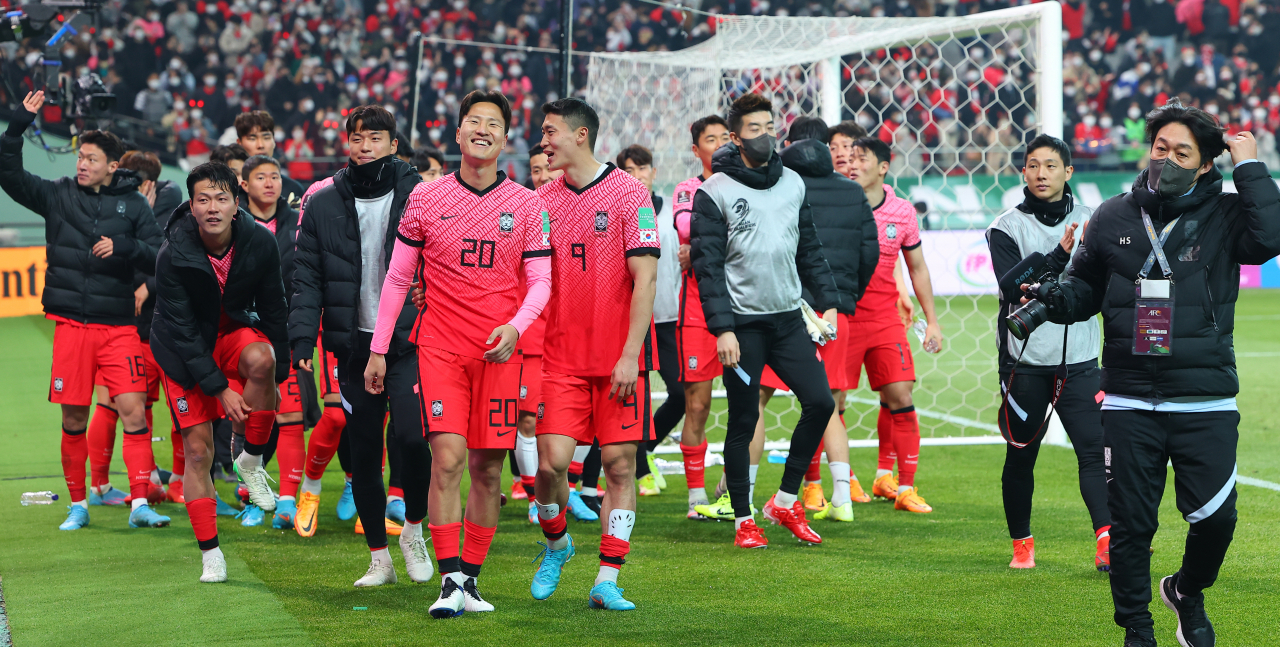 South Korean players and coaches greet fans at Seoul World Cup Stadium in Seoul last Thursday, after defeating Iran 2-0 in the teams' Group A match in the final Asian qualifying round for the 2022 FIFA World Cup. (Yonhap)