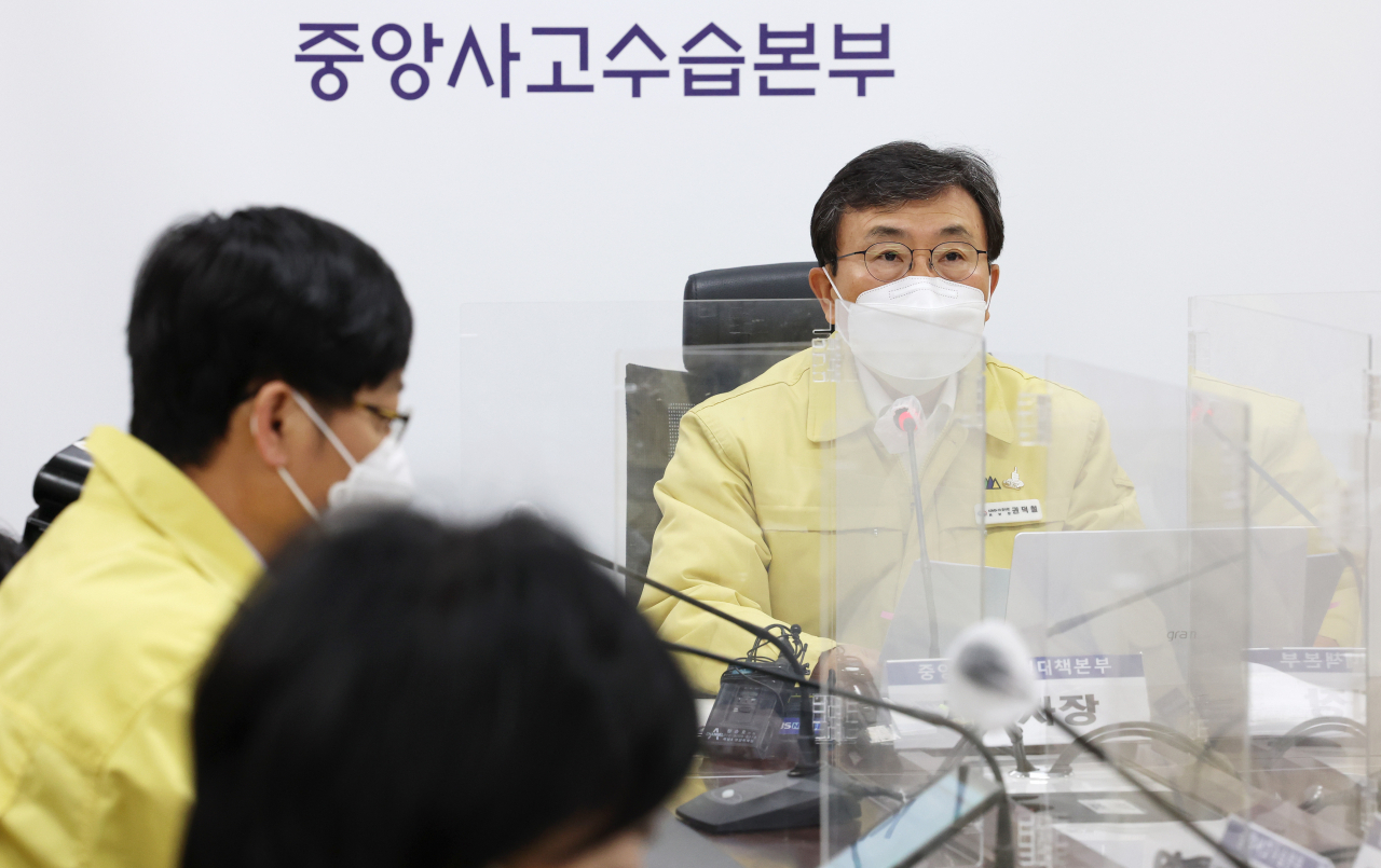권덕철 중앙재난안전대책본부 1차장(보건복지부 장관, 오른쪽)이 28일 오전 세종시 정부세종청사에서 열린 신종 코로나바이러스 감염증(코로나19) 대응 중앙재난안전대책본부 회의에서 발언하고 있다. [연합]