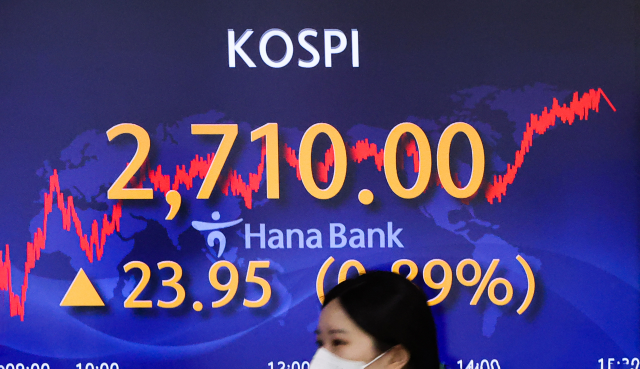 An electronic board showing the Korea Composite Stock Price Index (Kospi) at a dealing room of the Hana Bank headquarters in Seoul on Monday. (Yonhap)