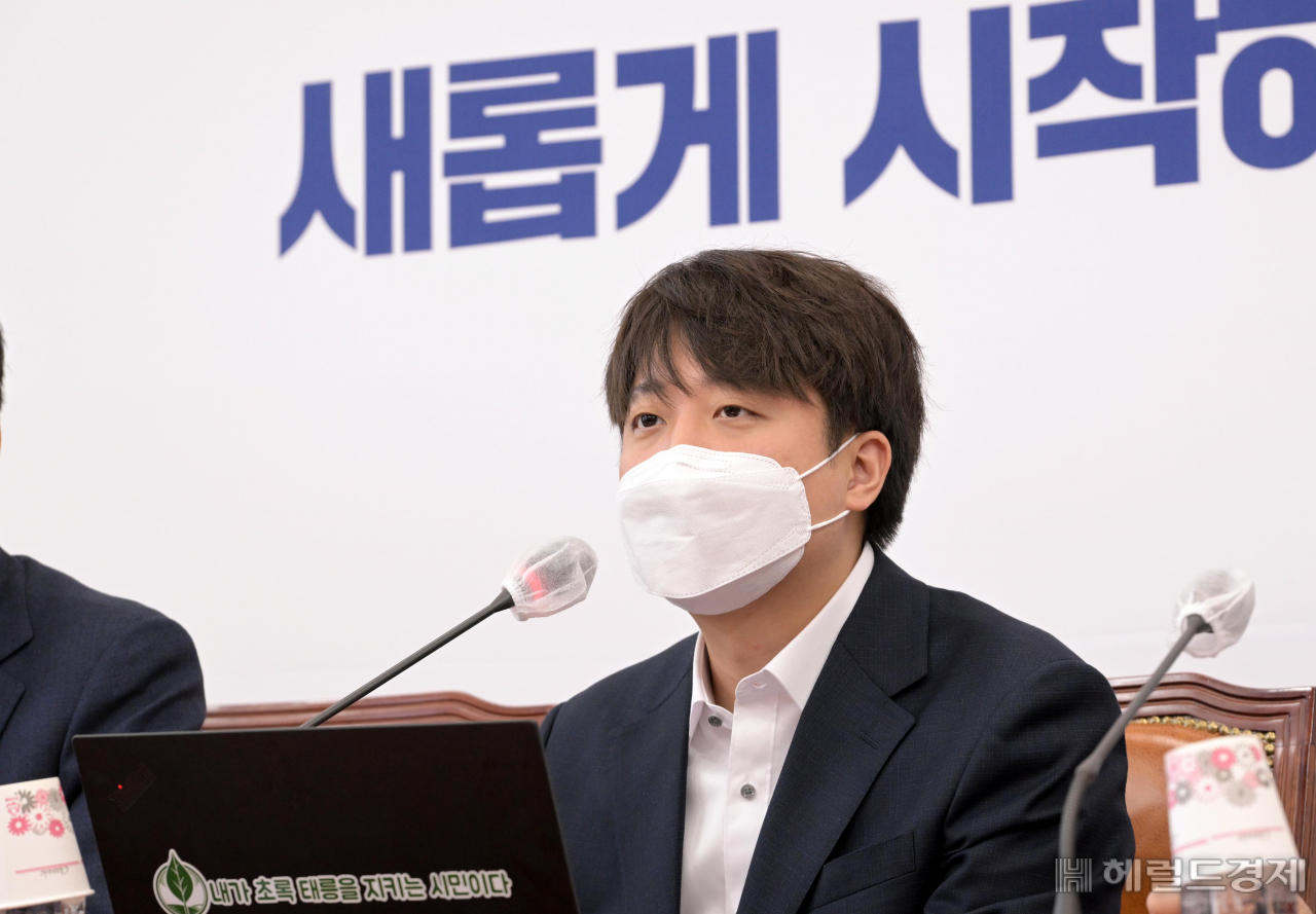 이준석 국민의힘 대표가 28일 오전 서울 여의도 국회에서 열린 최고위원회 회의에 참석해 모두발언을 하고 있다. 이상섭 기자