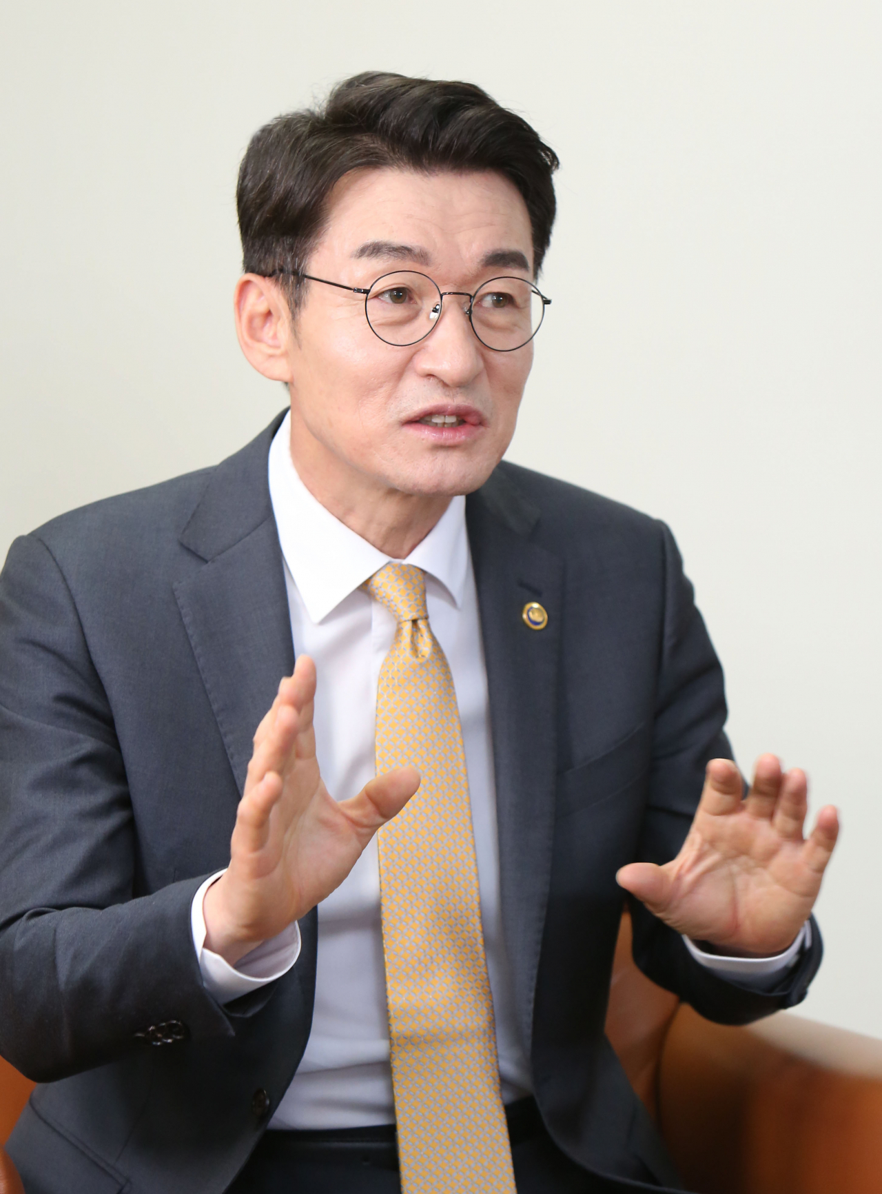 류근관 통계청장은 28일 헤럴드경제와의 인터뷰에서 “연금개혁이 화두로 떠올랐지만 정작 국민의 연금 수급 상황을 종합해 볼 수 있는 포괄적인 연금 통계가 없어 현황이 파악되지 않고 있다”고 강조했다. 이어 “노인들은 유동화가 가능한 농지나 주택을 젊은이들보다 많이 갖고 있을 가능성이 크다”며 “이 자산까지 종합적으로 반영한 통계가 나오면 연금 개혁을 할 때 정확한 현실 인식 위에서 보다 용이하게 사회적 합의를 이끌어 낼 수 있을 것”이라고 덧붙였다. [통계청 제공]