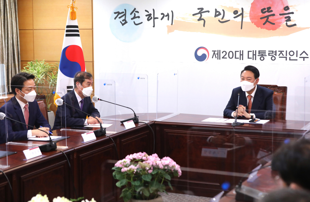 김병준(왼쪽 두 번째) 지역균형발전특위원회 위원장이 지난 24일 서울 종로 통의동 인수위에서 열린 지역균형발전특별위원회 임명장 수여식을 마친 뒤 발언하고 있다. 이상섭 기자