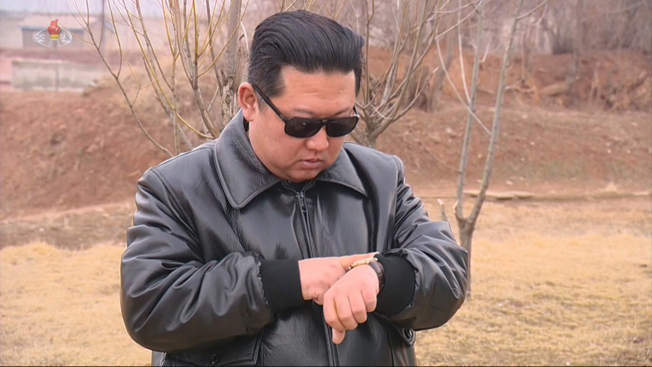 김정은 북한 국무위원장이 신형 ICBM 시험발사에 기여한 국방공업부문 관계자들과 기념사진 촬영 자리에서 “강력한 공격수단들을 더 많이 개발해 우리 군대에 장비시키게 될 것”이라고 말했다고 노동신문이 28일 보도했다. 조선중앙TV는 앞서 25일 김 위원장이 지난 24일 지도한 신형 ICBM 시험발사 영상을 공개했다. [조선중앙TV 화면=연합]