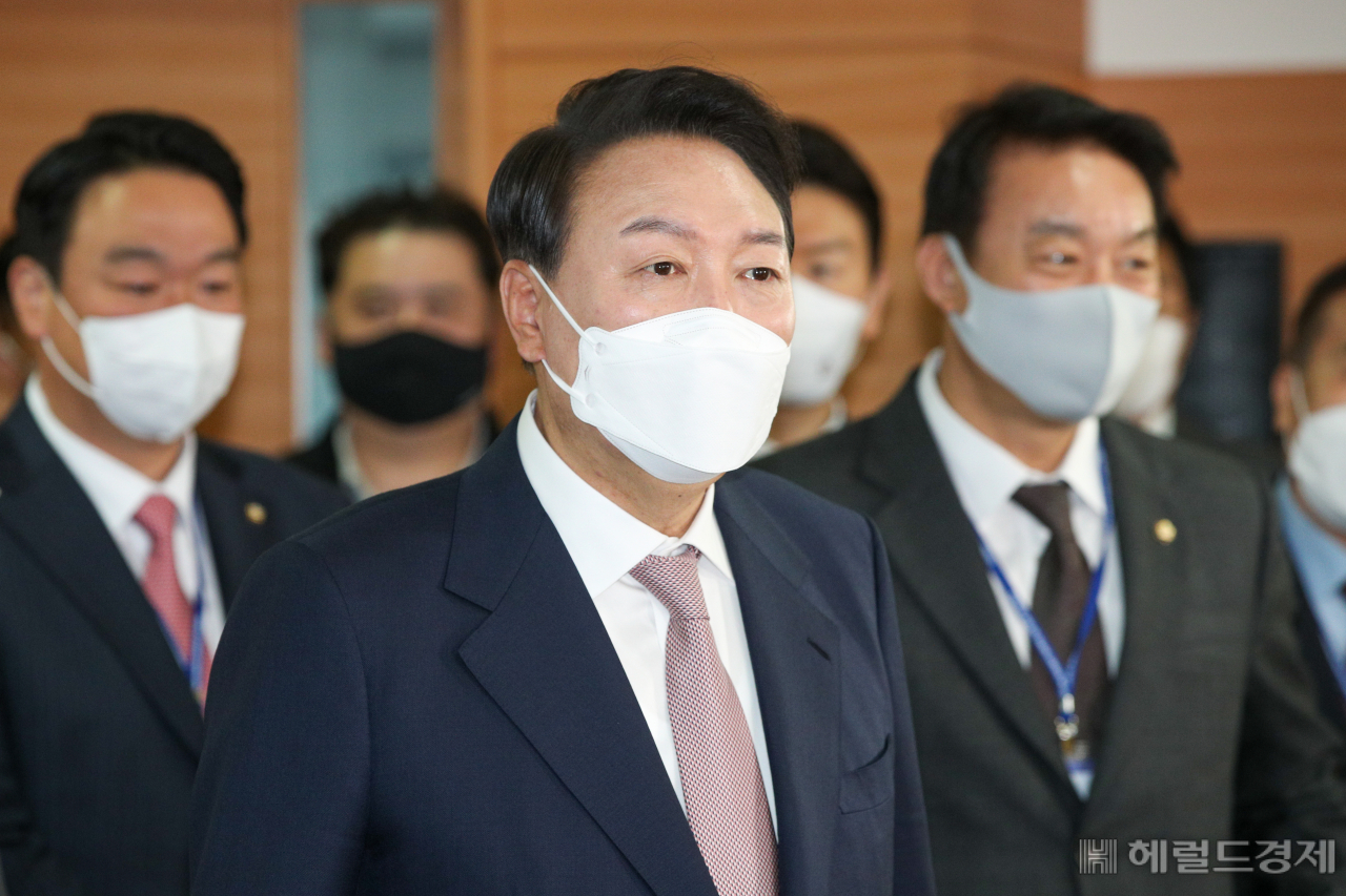 윤석열 대통령 당선인이 28일 오전 서울 종로구 통의동 금융감독원 연수원에 마련된 제20대 대통령직인수위원회 브리핑룸을 둘러보고 있다. 박해묵 기자