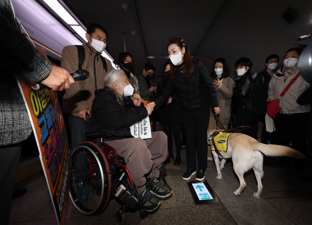 28일 오전 김예지 국민의힘 의원이 서울 지하철 3호선 경복궁역 승강장에서 전국장애인차별철폐연대(전장연)의 장애인 이동권 보장·장애인 권리예산 반영을 요구하기 위해 열린 출근 시간대 지하철 시위에 참여한 뒤 박경석 전장연 상임공동대표와 인사를 나누고 있다. [연합]