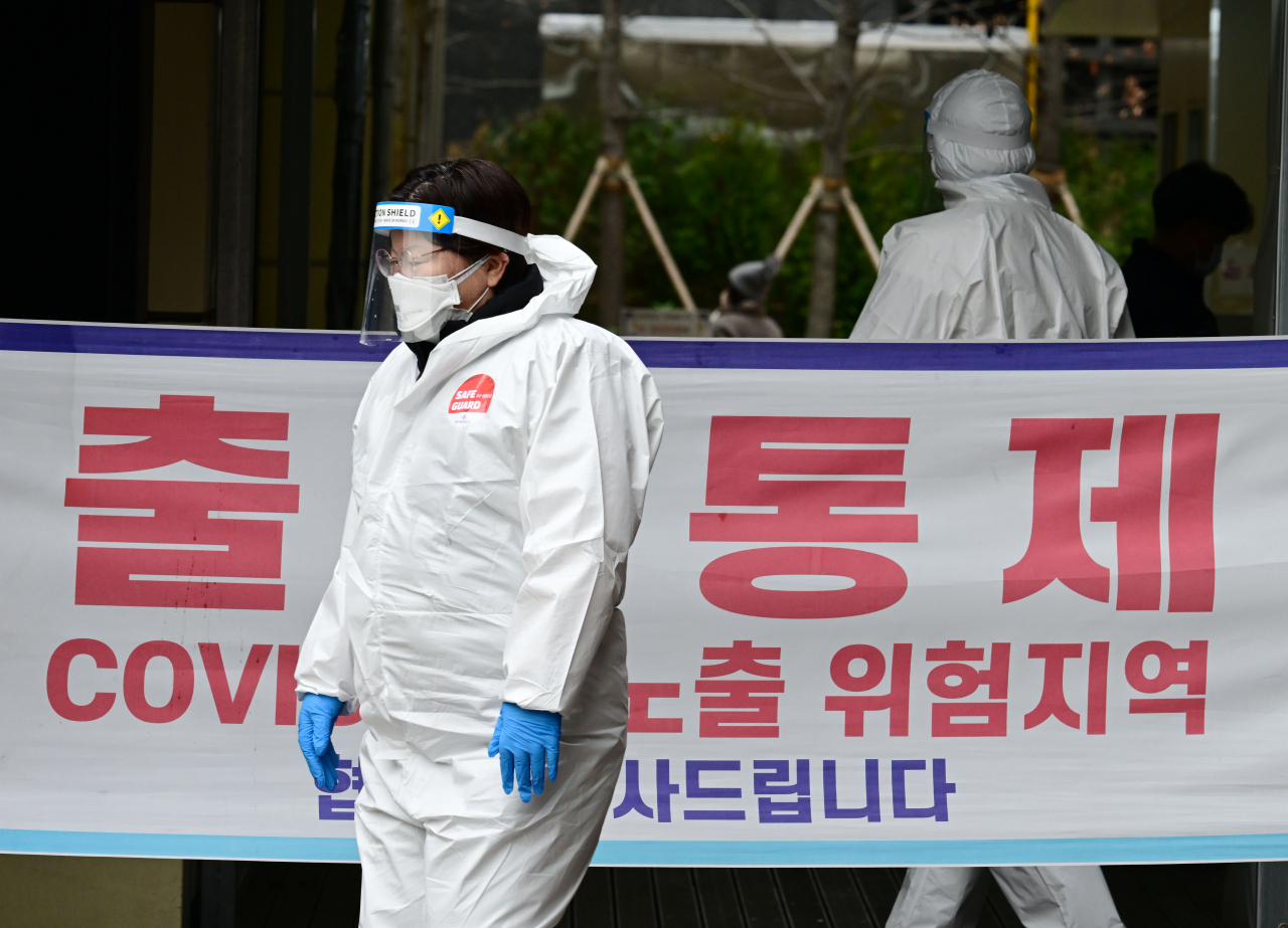 지난 23일 서울 송파구 보건소 선별진료소의 의료진이 업무를 보고 있다(사진은 기사 내용과 직접적 관련없음). 박해묵 기자