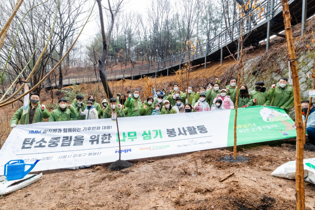 지난 26일 마포구 상암동에 있는 매봉산 근린공원에서 HMM 임직원과 가족 50여 명이 기후변화 대응과 탄소중립을 위한 나무심기 봉사활동을 진행하고, 기념촬영을 하고 있다. [HMM 제공]
