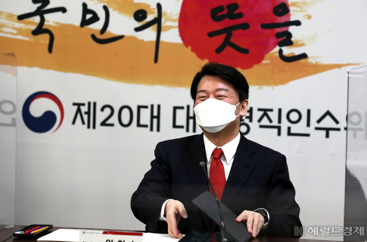 안철수 대통령직인수위원장이 28일 서울 삼청동 인수위원회 회의실에서 열린 전체회의에 앞서 환하게 웃고 있다. 박해묵 기자