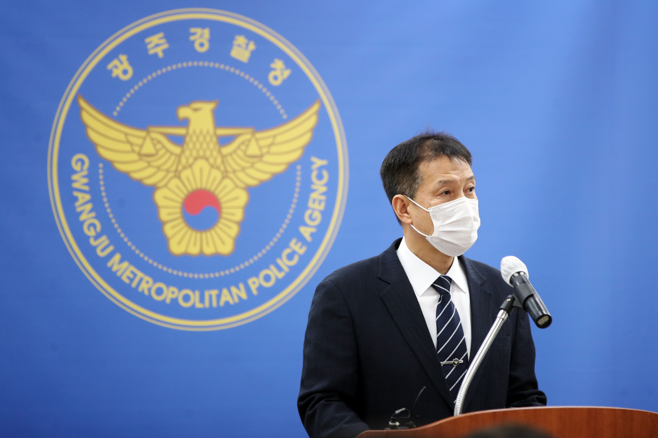 28일 오전 광주 광산구 광주경찰청에서 김광남 수사부장이 화정아이파크 붕괴 사고 중간수사결과를 발표하고 있다. 연합뉴스