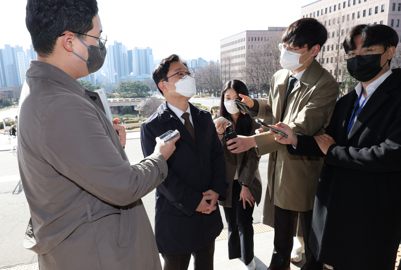 박범계 법무부 장관이 28일 오전 경기도 정부과천청사 법무부로 출근하며 취재진 질문에 답하고 있다. 대통령직 인수위원회는 29일 법무부로부터 업무보고를 받을 예정이다. [연합]