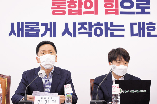 김기현 국민의힘 원내대표가 28일 오전 서울 여의도 국회에서 열린 최고위원회 회의에 참석해 모두발언을 하고 있다. 김 원내대표는 ‘대장동 특검법’에 대해 “새 정부 출발부터 발목잡기하겠다는 저열한 의도라는 사실은 삼척동자도 알 것”이라고 말했다. 이상섭 기자