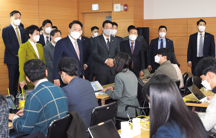 윤석열 대통령 당선인이 28일 오전 서울 종로구 통의동 금융감독원 연수원에 마련된 제20대 대통령직인수위원회 브리핑룸을 둘러보고 있다. 윤 당선인은 이날 기자들과 얘기를 나누며 간단한 질의응답을 받았다. 박해묵 기자