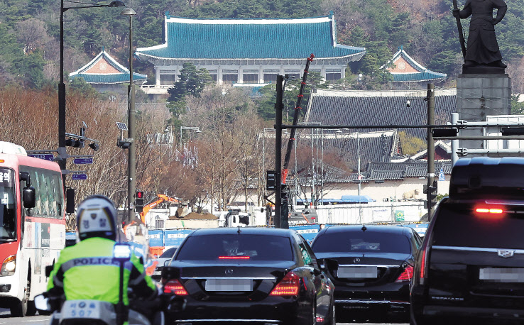 문재인 대통령과 윤석열 대통령 당선인이 28일 오후 청와대 상춘재에서 만찬을 겸한 첫 회동을 한다. 지난 9일 대선이 치러진 지 정확히 19일만이다. 이날 오전 윤 당선인이 서울 종로구 통의동 집무실로 출근하고 있다. [연합]