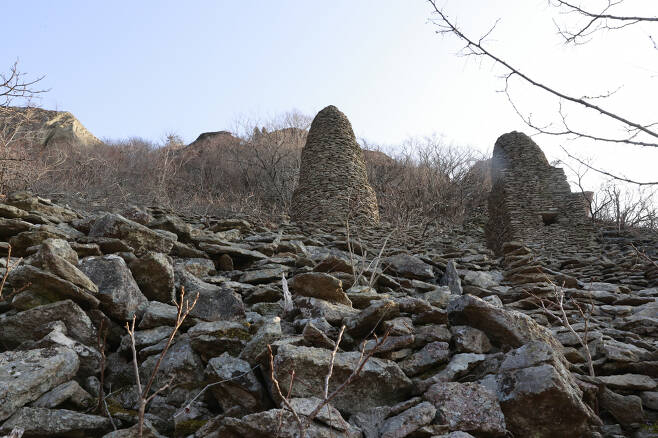 오봉산에 쌓여 있는 납작한 구들장과 돌탑.