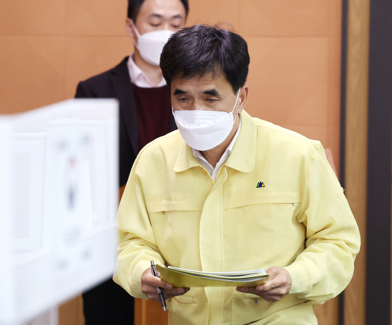 권혁진 국토교통부 건설정책국장이 28일 오전 세종시 정부세종청사에서 지난 1월 HDC현대산업개발이 시공 중에 발생한 광주 서구 화정아이파크 아파트 붕괴사고 책임자 제재, 재발방지대책 등 후속 조치 결과를 발표하기 위해 단상으로 이동하고 있다. [연합뉴스]