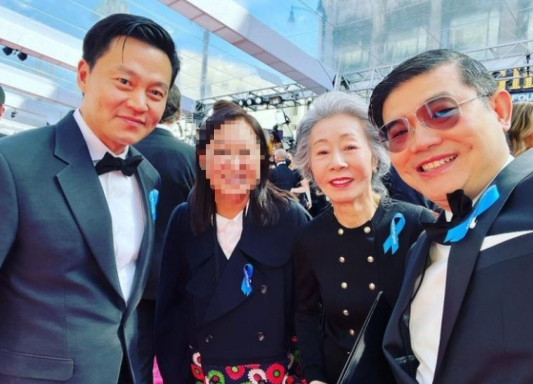 배우 윤여정(오른쪽 두번째)과 이서진(왼쪽)이 제94회 아카데미시상식에 동행해 기획자 앤드류 오오이(오른쪽) 등과 기념사진을 찍고 있다. [앤드류 오오이 인스타그램 캡처]