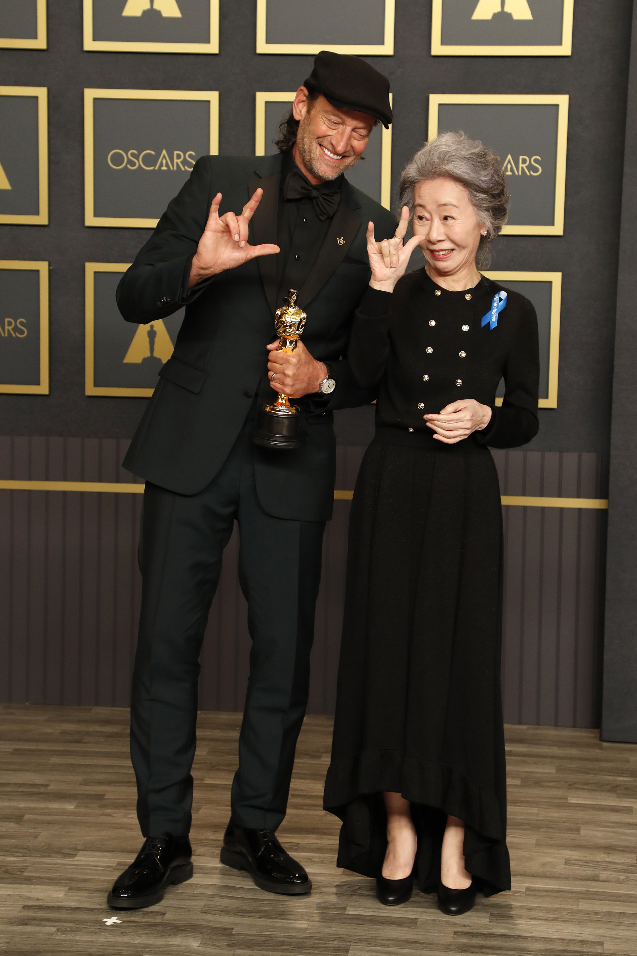 배우 윤여정(오른쪽)과 남우조연상을 수상한 배우 트로이 코처가 익살스런 표정으로 제스처를 취하고 있다. [EPA]