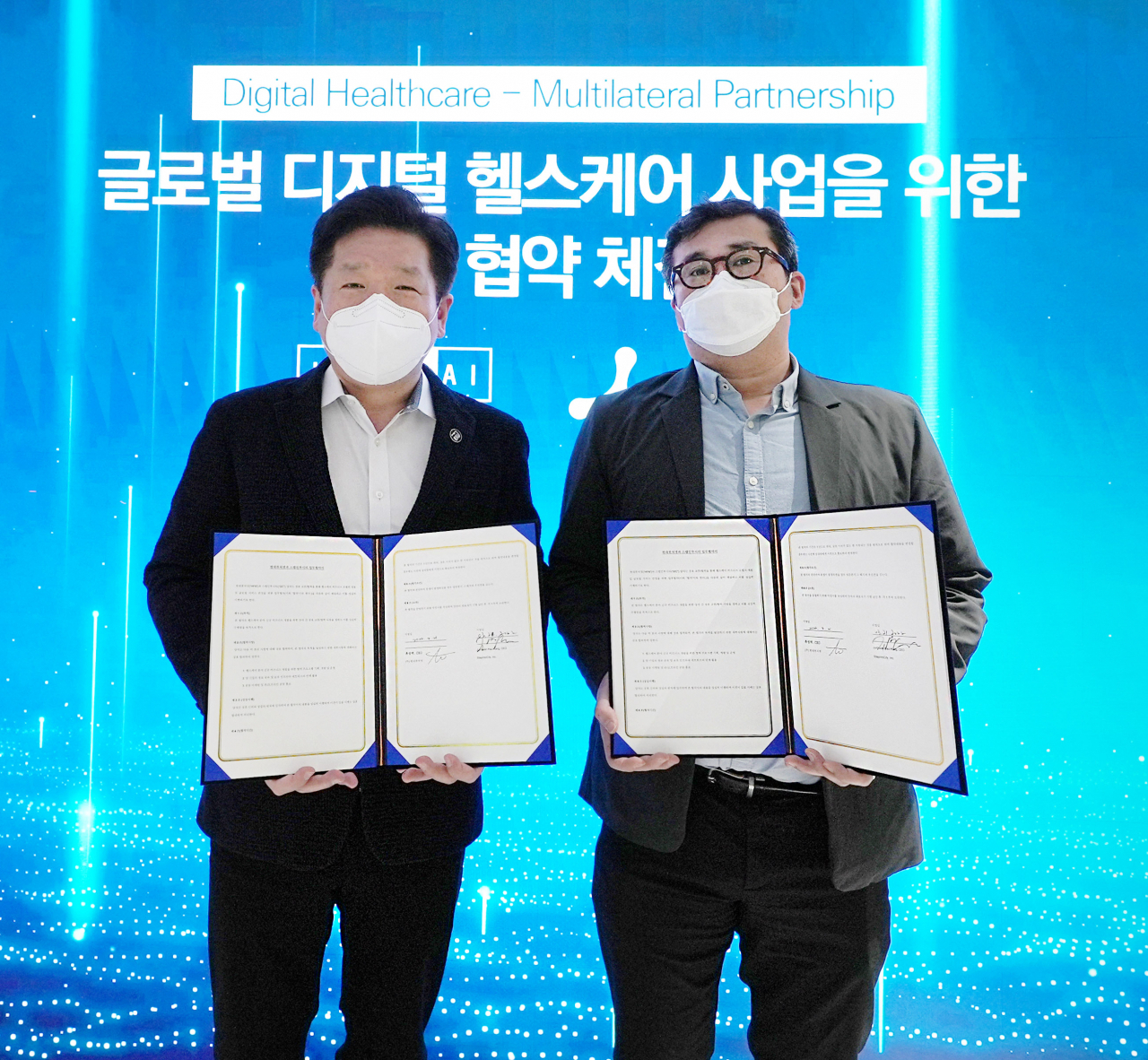 28일 서울 서초구에 위치한 현대퓨처넷 본사 사옥에서 류성택 현대퓨처넷 대표와(사진 왼쪽) 강준환 스텝인투시티 대표(사진 오른쪽)가 협약식을 마치고 기념 사진을 촬영하고 있다. [현대퓨처넷 제공]