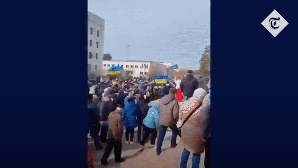 우크라이나 체르노빌 원전 인근 도시 슬라부티치에서 시민들이 27일(현지시간) 러시아군 점령에 맞서 시위를 열고 있는 모습. [The Telegraph 유튜브 캡처]