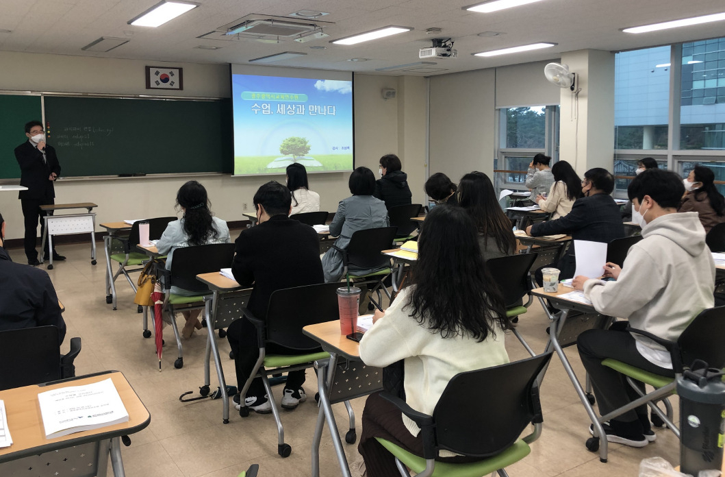 지난 26일 광주광역시교육연수원 세미나실에서 한국언론진흥재단 광주지사가 진행한 광주지역 중고등 교사 대상 미디어리터러시 직무연수에 참가한 교사들이 수업을 듣고 있다.