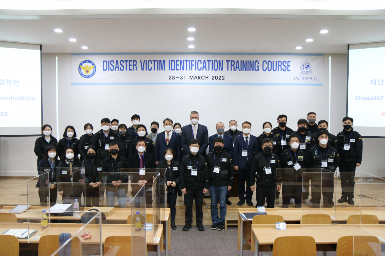 경찰청 국가수사본부는 신속하고 정확한 재난 희생자 신원확인(DVI)을 위해 28일 충남 아산 경찰수사연수원에서 인터폴 DVI팀 전문가를 초청해 정부기관 합동 훈련을 진행했다. [경찰청 국가수사본부 제공]
