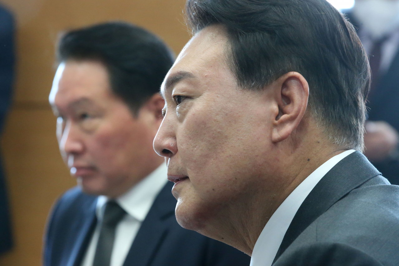 윤석열 대통령 당선인(가운데)이 21일 오전 서울 종로구 통의동 대통령직 인수위원회 사무실에서 경제 6단체장들과 오찬 회동을 갖고 있다. [이상섭 기자]