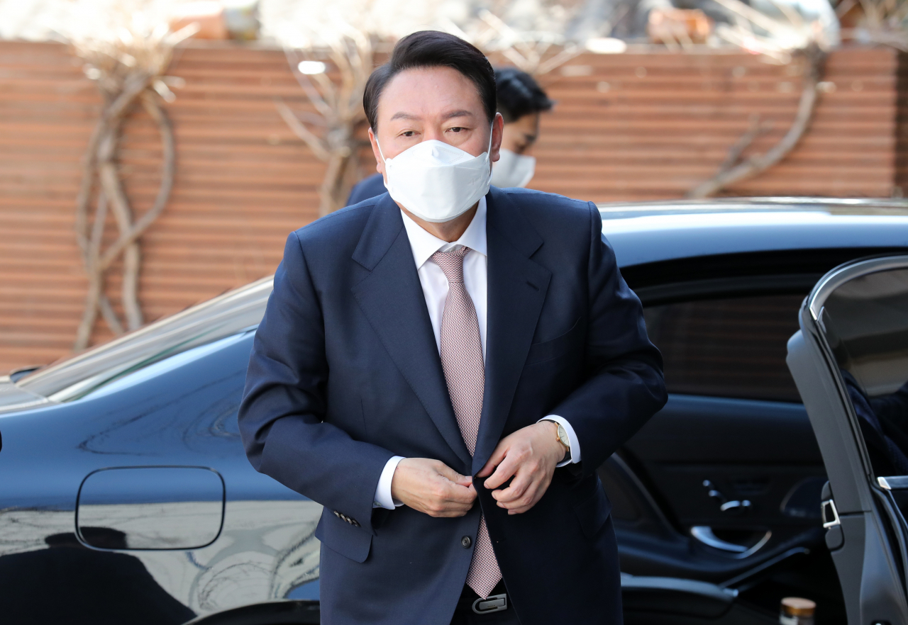 윤석열 대통령 당선인이 28일 오후 서울 통의동 금융감독원 연수원에 마련된 인수위원회로 향하고 있다. 연합뉴스