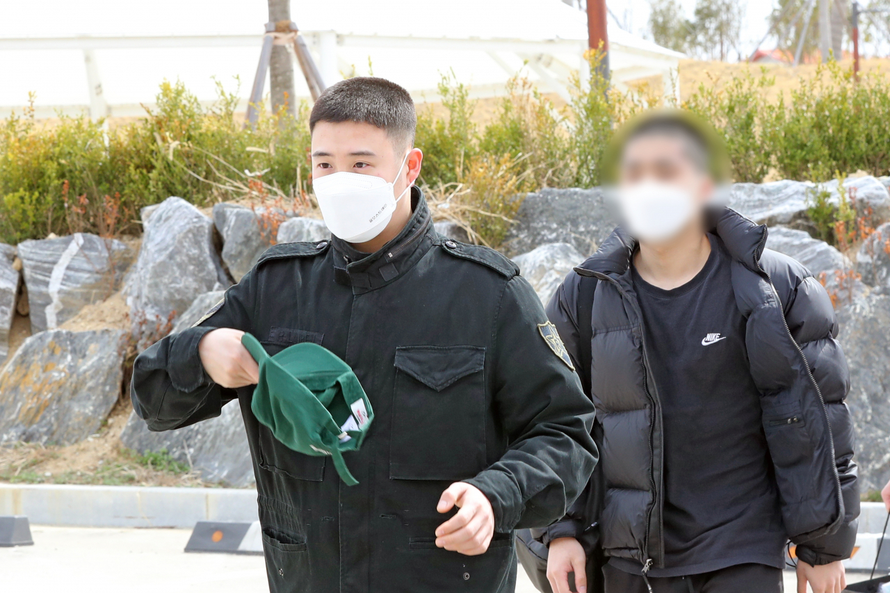 28일 경북 포항에 있는 해병대 교육훈련단에 가수 겸 배우 피오(왼쪽)가 입소하고 있다. [연합]