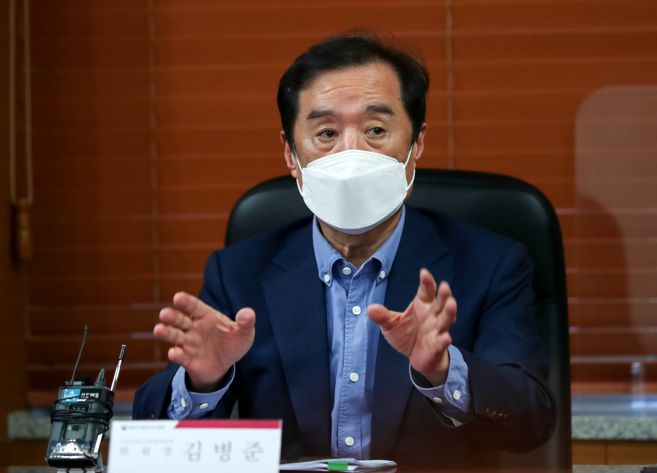 제20대 대통령직인수위원회 지역균형발전특별위원회 김병준 위원장이 28일 오후 지역균형발전특별위원회 회의가 열린 서울 종로구 삼청동 금융연수원에서 발언하고 있다. [박해묵 기자]