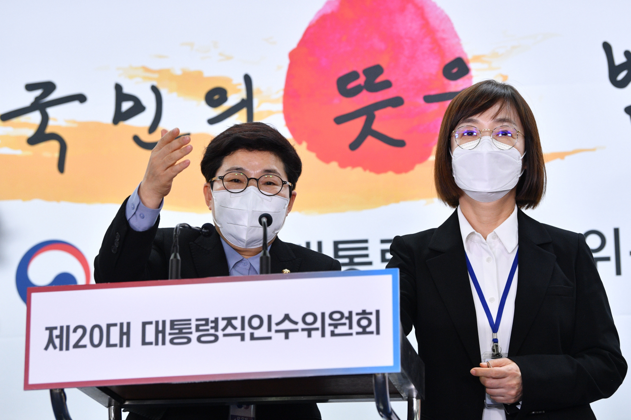 임이자 대통령직 인수위원회 사회문화복지분과 간사가 28일 오후 서울 종로구 통의동 인수위원회 기자회견장에서 브리핑 직후 기자들의 질문을 받고 있다. 오른쪽은 백경란 사회복지문화분과 인수위원. [이상섭 기자]
